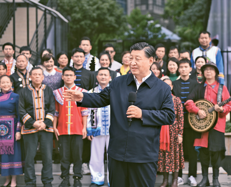 2023年12月14日至15日,中共中央总书记、国家主席、中央军委主席习近平在广西考察。这是14日上午,习近平在南宁市良庆区蟠龙社区考察时,同社区各族群众亲切交流。 新华社记者 燕雁/摄