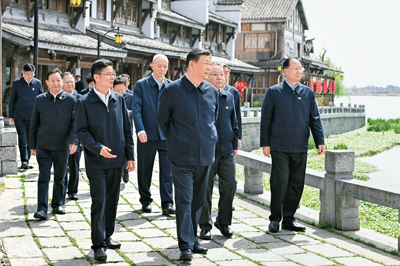 2024年3月18日至21日,中共中央总书记、国家主席、中央军委主席习近平在湖南考察。这是19日上午,习近平在常德河街考察。 新华社记者 谢环驰/摄
