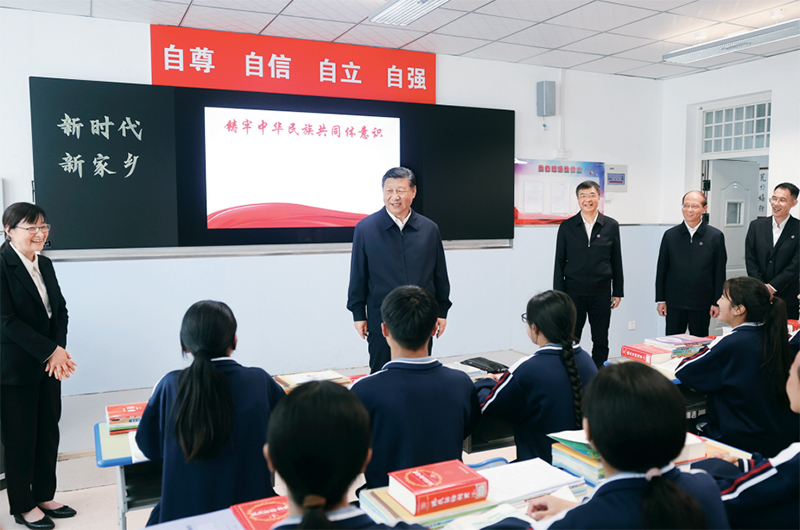 2024年6月18日至19日,中共中央总书记、国家主席、中央军委主席习近平在青海考察。这是18日下午,习近平在果洛西宁民族中学高一(1)班观摩“新时代、新家乡”主题思政课。 新华社记者 鞠鹏/摄