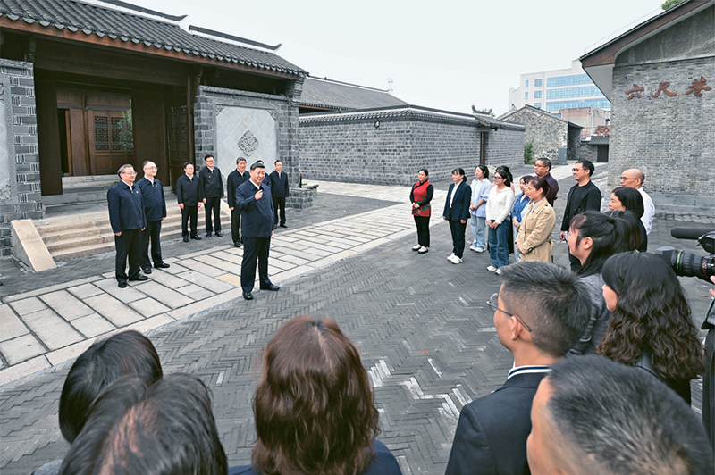 2024年10月17日至18日,中共中央总书记、国家主席、中央军委主席习近平在安徽考察。这是17日下午,习近平在安庆桐城市六尺巷考察时,同当地居民和游客亲切交流。 新华社记者 申宏/摄